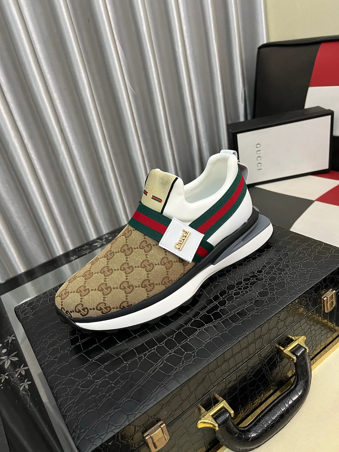 Men's shoes 💰458⌚️⌚️Gucci •Gucci original quality.~ Unique modern style sneakers. 🏃A must-have casual shoe for trendy men😍😍 Original brand imported from Italy, imported original leather, sheep lining (refuses to discolor and grind feet) Sole: Original sole provided by the original factory, French lazy style design ⚠️Fit to the feet, original quality attached, super comfortable original sole, code number: 38-443️⃣colors available